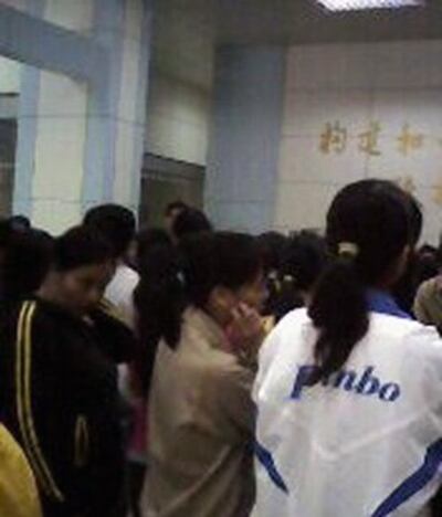 图片:广东省东莞市长安镇盈基电子厂塑胶制品厂员工在长安劳动局内(民生观察)