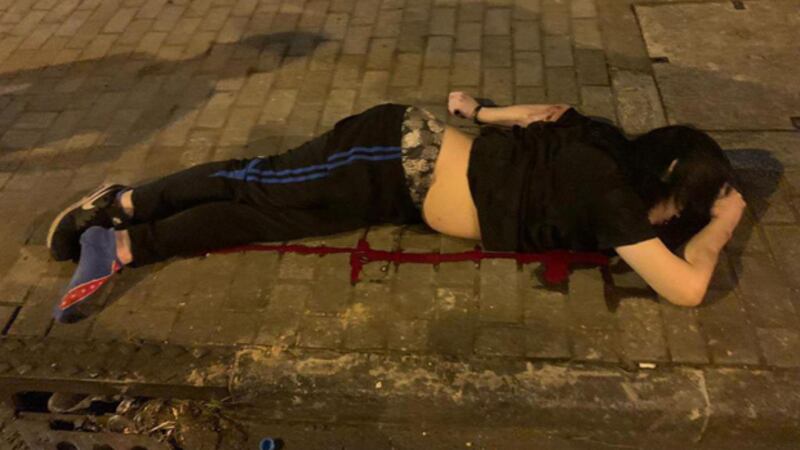 葵福路有一名男子被發現昏迷在地上。（本台聽眾提供）