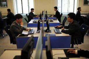 김일성대 학생들이 컴퓨터를 이용해서 공부를 하고 있다.