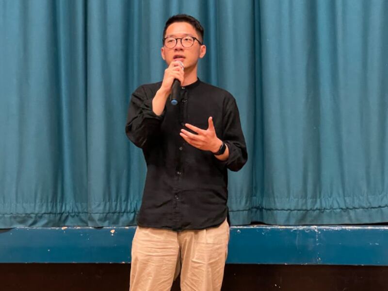 流亡英國的前香港立法會議員羅冠聰發言時表示,當下的香港已容不下反對聲音,在英港人再有機會聚在一起討論時政、聆聽候選人的辯論,並投下神聖一票,實在難能可貴。(呂熙 攝)