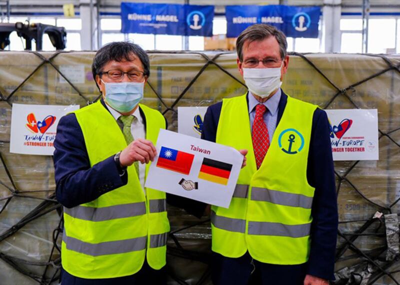 2020年4月9日，台灣駐德國大使謝志偉（左）與德國自民主黨國會議員索姆斯（DR.Hermann Otto Solms）在捐贈口罩接收儀式上讚賞台灣捐贈義舉，並敦促世衛組織接受台灣成員資格。（謝志偉提供）