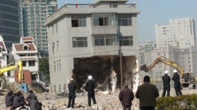 图片:杭州最大拆迁项目的“钱江新城”兴建项目,星期五又有三户被强拆。(志愿者)