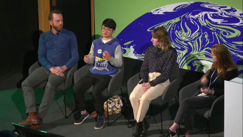 欧泓奕（左二）受邀参加COP26绿区的分享会，这次气候峰会来自中国的气候活动家屈指可数。（欧泓奕提供）