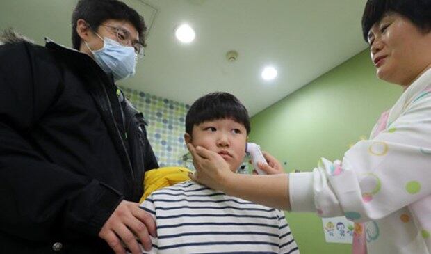 서울 중구 제일병원 소아청소년과에서 한 환자가 체온을 측정하고 있다. 