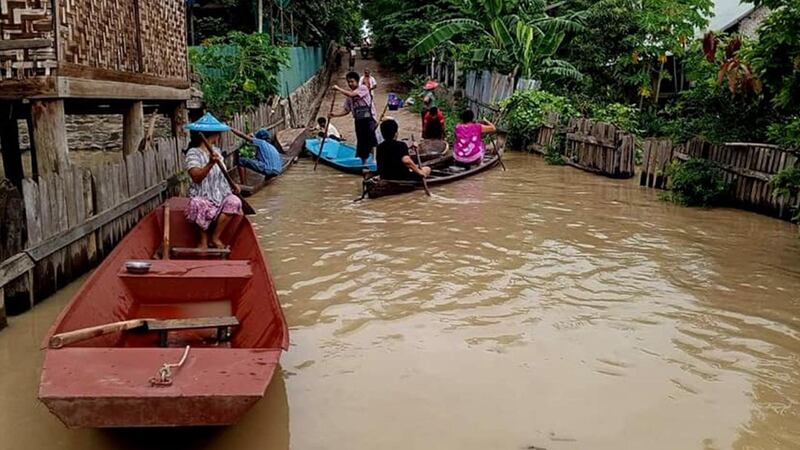 ချင်းတွင်းမြစ်ရေ မြင့်တက်မှုကြောင့် ကနီမြို့နယ် ကင်းရွာအား ရေကြီးရေလျှံမှုဖြစ်နေသည်ကို ၂၀၂၄ ခုနှစ်၊ ဇူလိုင်လ ၁၁ ရက်နေ့က တွေ့ရစဥ်။ (Photo: Facebook/ Pyae Aung Naing)