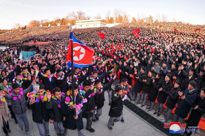 평양시안의 고급중학교 수백명 졸업반 학생들이 최전방 국경 초소 근무에 자원했다.