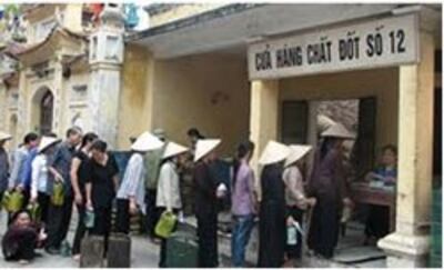 Xếp hàng mua thực phẩm thời bao cấp. File photo.