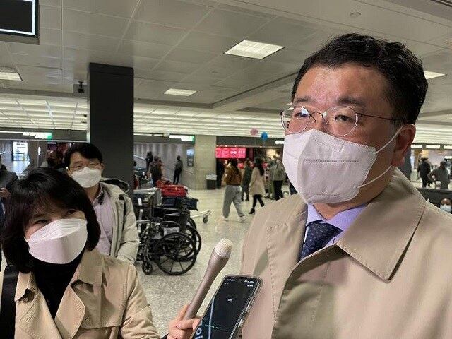 미국을 방문한 최종건 외교부 제1차관은 현지시간으로 14일 워싱턴 덜레스 국제공항에서 기자들을 만나 “한미 간 종전선언 추진에 이견이 없으며 조만간 좋은 결과가 있을 것”이라고 밝혔다.