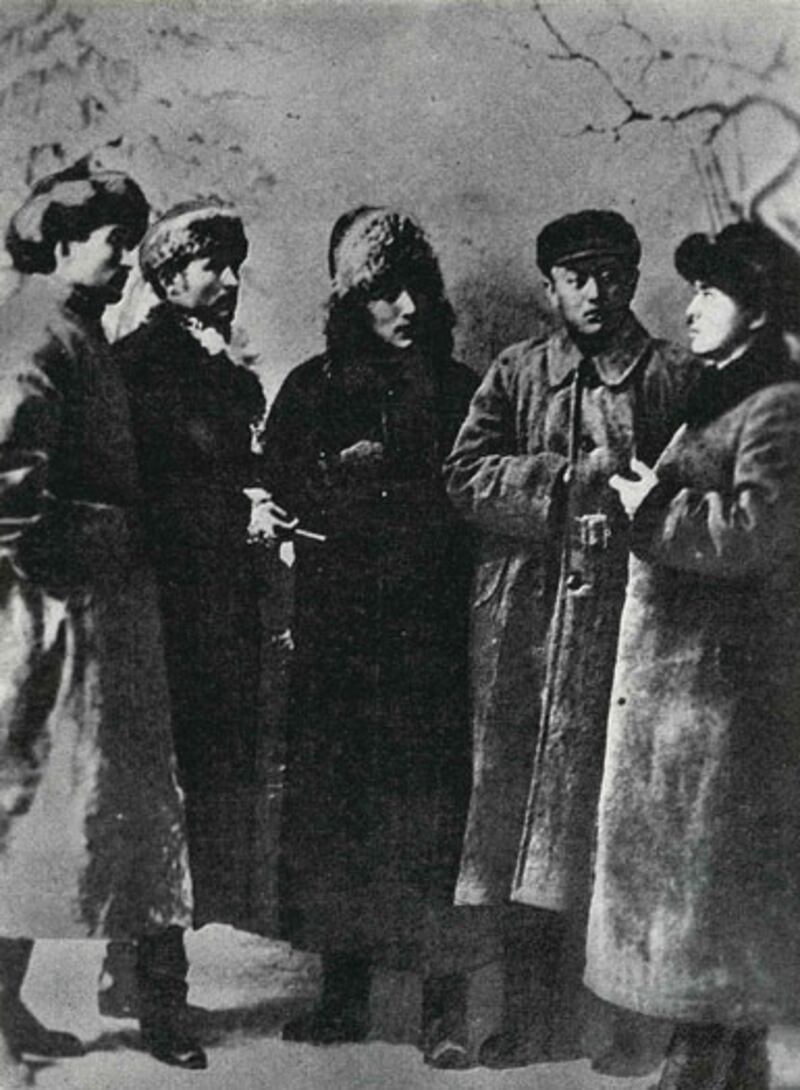 ئوتتۇرا ئاسىيانىڭ 1920-1930-يىللىرىدىكى مۇھىم سىياسىي ئەربابلىرى. ئوڭدىن سولغا. ئابدۇللا روزىباقىيېف (ئۇيغۇر)، يۈسۈپ ئابدۇراخمانوف (قىرغىز)، ئىسماىل تاھىروف (ئۇيغۇر)، قاناي بورانبايېف (قازاق)، جۇبانىش بارىبايېف (قازاق). 1920-1921-يىلى ئارىسىدا تارتىلغان.