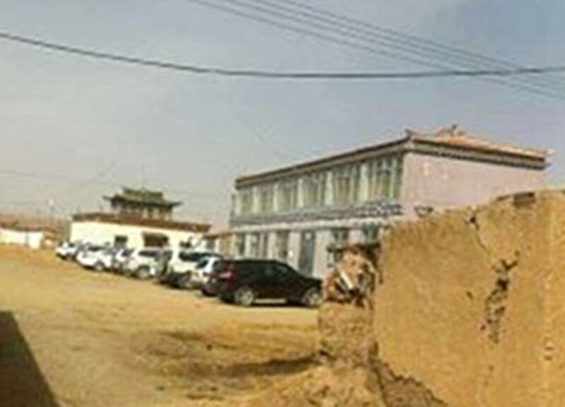 3月17日，百多名警察及幹部抵達甘德縣東吉寺，調查寺院是否涉及赤贊所出版的書籍，多部警車停在寺院外。(照片由西藏人權民主促進中心提供)