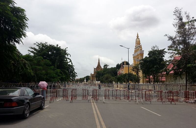 សមត្ថកិច្ច​ដាក់​រនាំង​បិទ​ផ្លូវ​ក្បែរ​ព្រះបរមរាជវាំង។ រូបថត​ថ្ងៃ​ទី​២២ កញ្ញា ឆ្នាំ​២០១៣