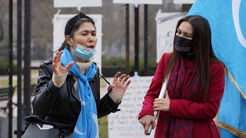 在「再教育營」被性侵的維族婦女齊亞烏墩（左）發言時情緒激動，指不能相信有國家會派運動員去一個犯嚴重人權罪行的國家參賽。（霍亮喬 攝）