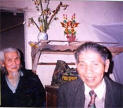 "Chiếc bình hoa ngày cưới thành bình hương" vẫn đặt trên bàn thờ. Hình của Nhạc sĩ Trịnh Hưng.