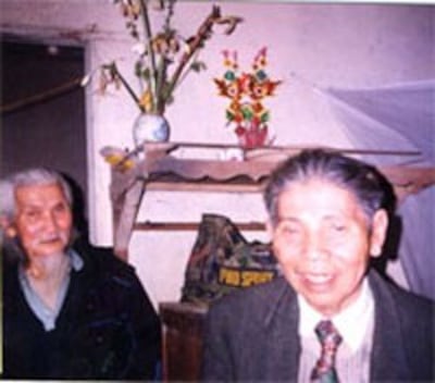 "Chiếc bình hoa ngày cưới thành bình hương" vẫn đặt trên bàn thờ. Hình của Nhạc sĩ Trịnh Hưng.