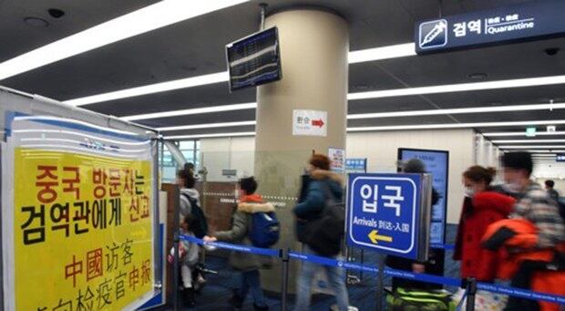 신종 코로나바이러스 감염증인 '우한 폐렴' 공포가 확산하는 가운데 28일 부산 강서구 김해공항 입국장에서 중국발 항공기에서 내린 승객들이 검역대를 통과하고 있다.