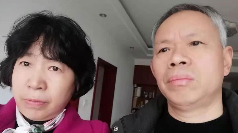 无锡居民浦梅芬(左)与丈夫马志强因房子被夷为平地踏上上访路。(浦梅芬独家提供,拍摄日期不详)