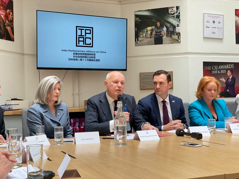 英美國會議員會面後一同出席記者會。（呂熙 攝）