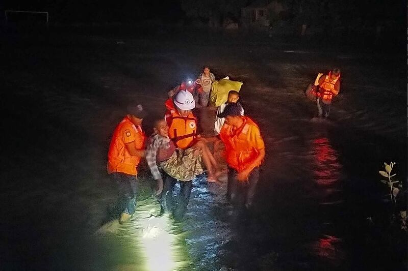 မကွေးတိုင်း၊ ဆင်ဖြူကျွန်းမြို့နယ်မှာ တစ်မြို့လုံးရေနစ်မြှုပ်သွားသည့်အတွက် ပိတ်မိနေသူများကို ကူညီရေးအဖွဲ့များက ကယ်ဆယ်နေစဉ်။ (Photo: Citizen Journalist)