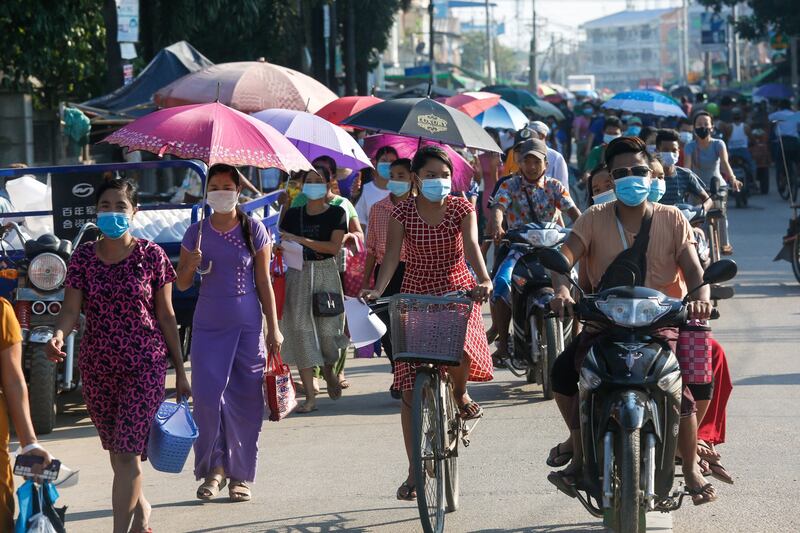 ရန်ကုန်တိုင်း လှိုင်သာယာမြို့နယ်မှ အလုပ်သမားများအား ၂၀၂၀ ခုနှစ် မေလ ၁၆ ရက်နေ့က တွေ့ရစဉ်။ (Photo: AFP)