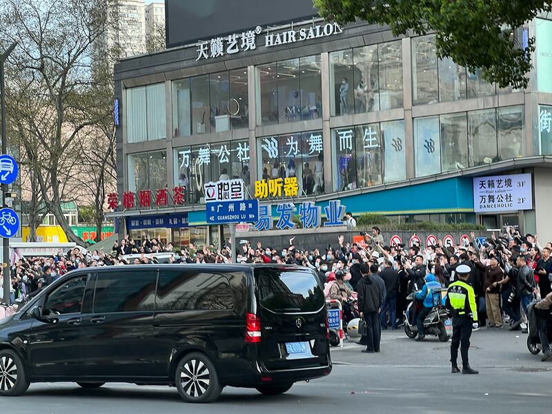 台湾前总统马英九28日日在南京所到之处吸引民众围观｡(马英九办公室提供)