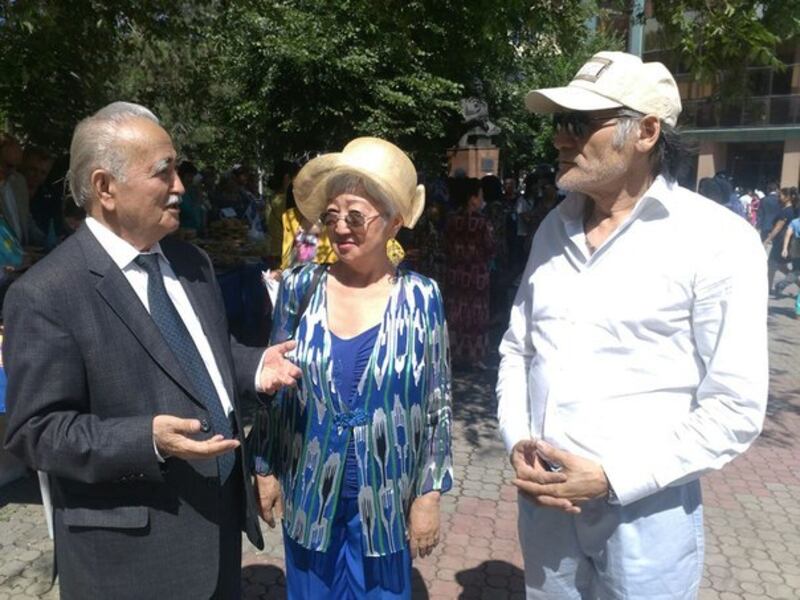 تامارا مەمەتوۋا ئۇيغۇر زىيالىلىرى بىلەن بىللە