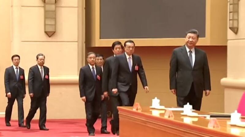 中共总书记、中国国家主席习近平，中国国务院总理李克强等全体政治局常委，出席中央经济工作会议会议。（视频截图/路透社）