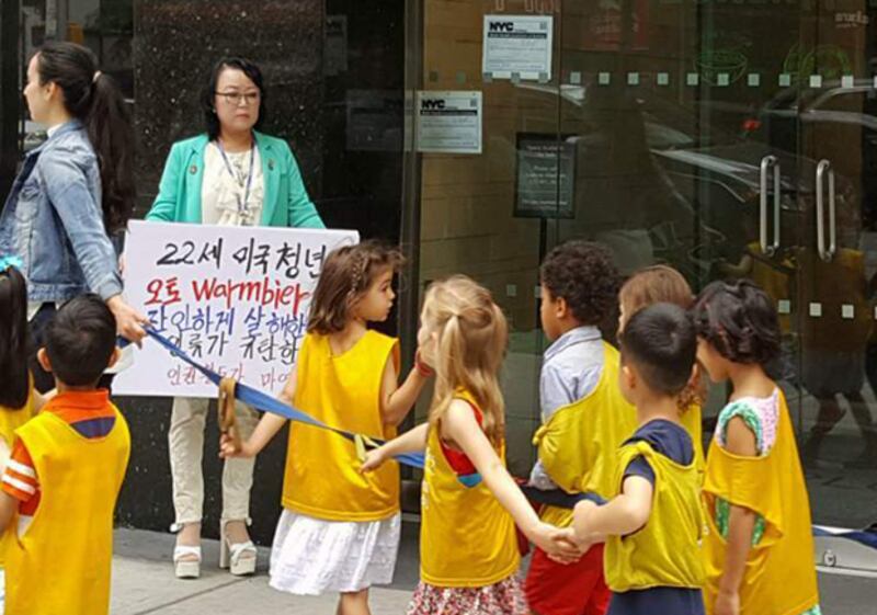 탈북인 마영애 씨가 뉴욕 북한유엔대표부 앞에서 시위를 하고 있다. 