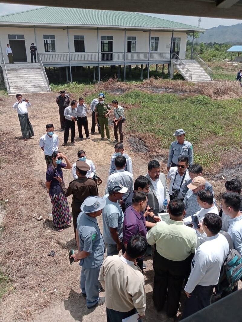 မောင်တောမြို့နယ် ငါးခူရနဲ့ တောင်ပြိုလက်ဝဲ စခန်းများကို လာရောက်ကြည့်ရှုခဲ့သည့် ရိုဟင်ဂျာကိုယ်စားလှယ်အဖွဲ့အား ၂၀၂၃ ခုနှစ်၊ မေလ ၅ ရက်နေ့က တွေ့ရစဉ်။ (Photo: Citizen Journalist)