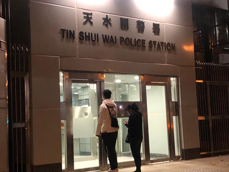 趙先生於周二（5日）前往天水圍警署投訴警方濫捕。（文海欣 攝）