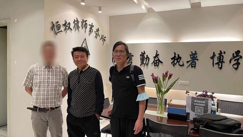 律师蔺其磊（右）认为，贵阳当局把李贵生（中）处以行政拘留是为防疫政策护航。（蔺其磊独家提供，拍摄日期不详）