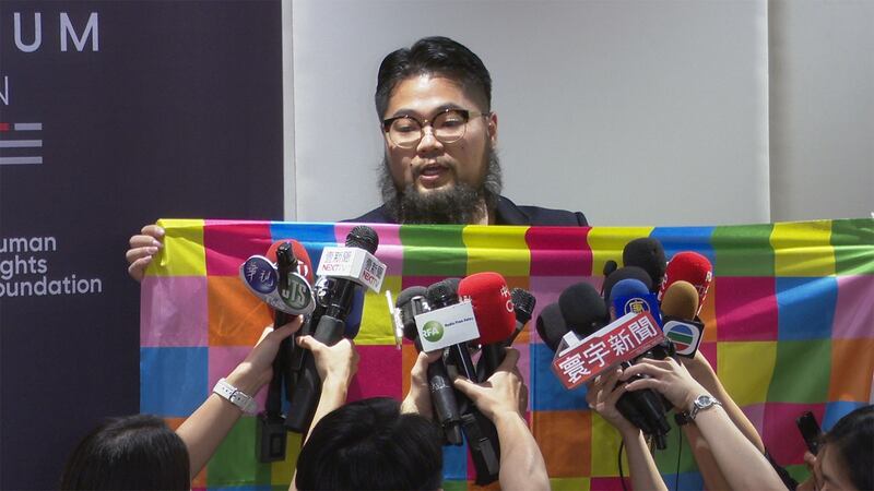 设计“连侬墙旗”的旅澳中国大陆异议艺术家巴丢草受访爆料他声援香港反送中，在澳大利亚遭恐吓、跟踪。（记者李宗翰摄）