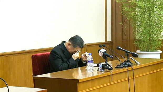 지난 1월 북한에 입국한 뒤 억류된 한국계 캐나다인 임현수(60) 목사가 지난달 30일 평양 인민문화궁전에서 기자회견을 하면서 눈물을 훔치고 있다. 조선중앙통신은 임 목사가 이날 북한 체제 전복 활동 등의 범죄 혐의를 인정했다고 전하며 동영상을 공개했다.