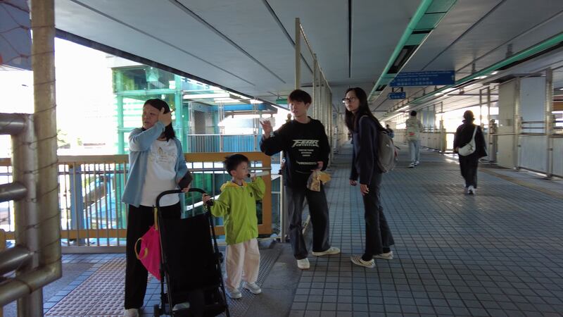 有帶着小孩說普通話人士，由紅隧橋想入理大探訪被拒。（衛斯攝）