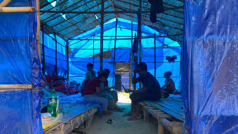 နယ်စပ်ဖြတ်ကျော် ထွက်ပြေးခဲ့ကြသည့် မြန်မာဒုက္ခသည်များကို အိန္ဒိယနိုင်ငံ မီဇိုရမ်ပြည်နယ် ဖာကောန်ကျေးရွာရှိ ယာယီစခန်းတစ်ခုတွင် ၂၀၂၁ ခုနှစ် စက်တင်ဘာလ ၂၃ ရက်နေ့က တွေ့ရစဉ်။ (Photo: AFP)