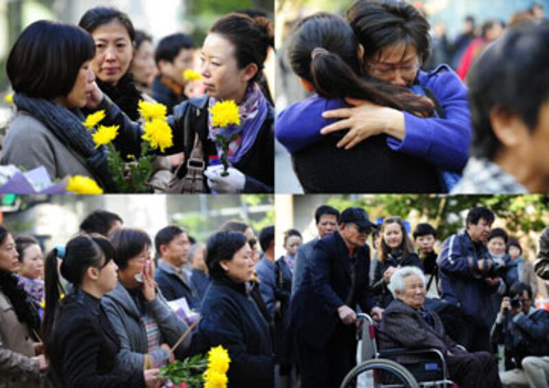 2012年11月15日，上海教師公寓大火2周年悼念活動上，災民仍未抹去心中的悲痛。(王先生 提供)