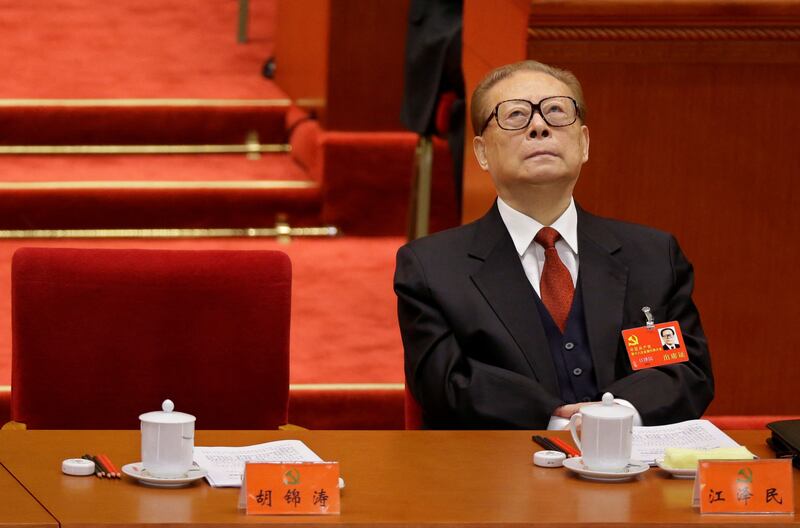 資深評論人士鄭旭光認為,當年垂簾聽政的江澤民,推薦習近平接替胡錦濤,是為了遏制黨內更強勢的「紅二代」。(路透社資料圖片)