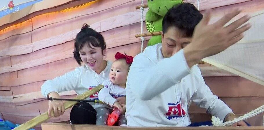 북한 주민들이 새해를 맞아 사진 촬영하는 모습. [조선중앙TV 화면]