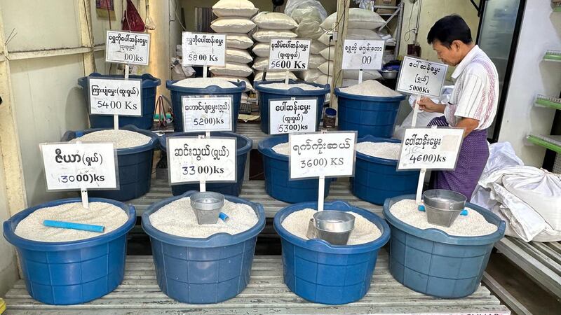 ရန်ကုန်မြို့ရှိ ဆန်အရောင်းဆိုင်တစ်ဆိုင်အား ၂၀၂၃ ခုနှစ် အောက်တိုဘာလ ၄ ရက်နေ့က တွေ့ရစဉ်။ (Photo: RFA)
