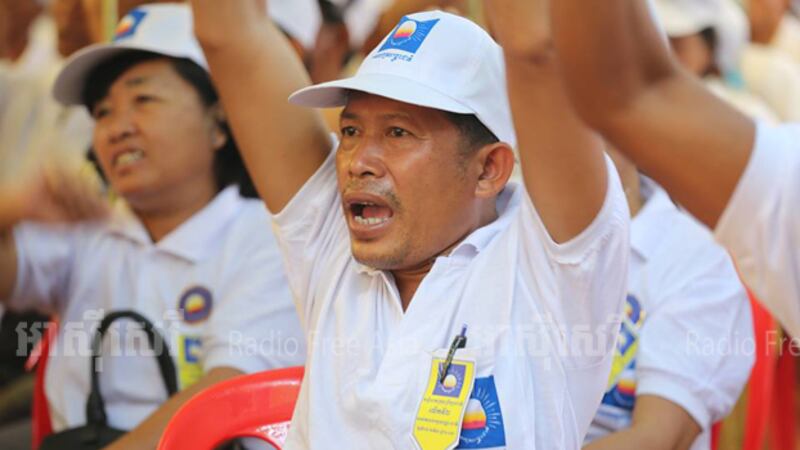 លោក សៀក មេគង្គ មេឃុំស្រែគ ស្រុក​សេសាន ខេត្តស្ទឹងត្រែង ចូលរួម​ក្នុង​សន្និបាត​ក្រុម​ប្រឹក្សា​ជាតិ​គណបក្ស​សង្គ្រោះជាតិ លើក​ទី​២ នា​សង្កាត់​ព្រែកលៀប ខណ្ឌ​ជ្រោយចង្វារ រាជធានី​ភ្នំពេញ កាល​ពី​ថ្ងៃ​ទី​២៦ ខែ​មីនា ឆ្នាំ​២០១៦។ 