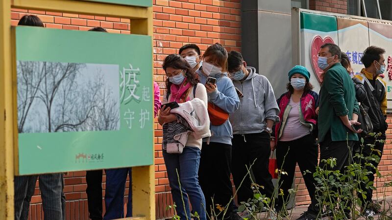 2021 年 10 月 25 日，北京居民在一个疫苗接种点排队接受针对 COVID-19 的加强第三针注射。 （美联社）