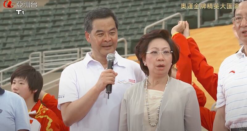 2012年梁振英與中國運動員高歌《真心英雄》。