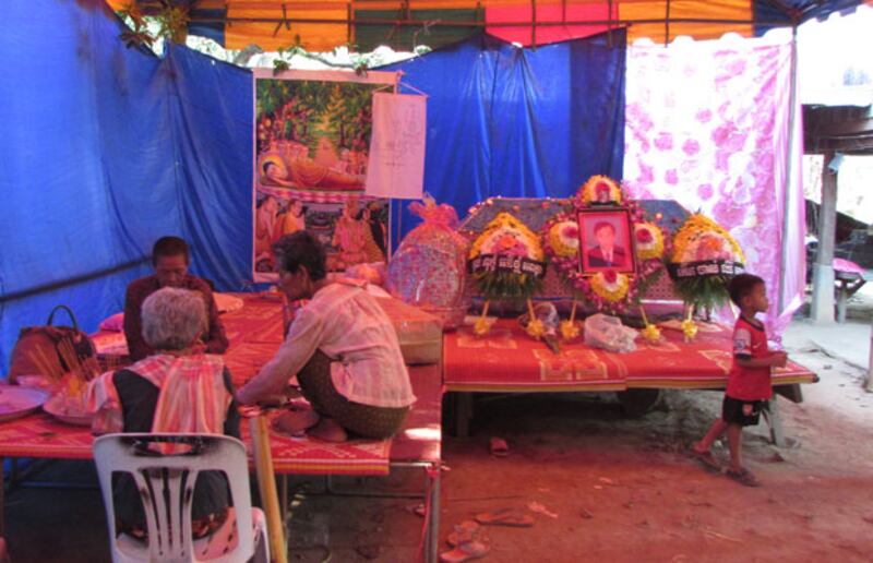 ទិដ្ឋភាព​ថ្ងៃ​បុណ្យ​សព លោក សឿម ឆម ជំទប់​ទី២​ឃុំ​រកា ស្រុក​សង្កែ ខេត្ត​បាត់ដំបង រូបថត​កាល​ពី​ថ្ងៃ​ទី​៧ ខែ​មេសា ឆ្នាំ​២០១៥។ 