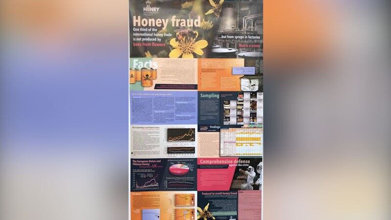 英国调查团队以斗大的海报踢爆“全球三分之一的蜂蜜都不是蜜蜂从花朵上采来的”。（陈世雄摄影）