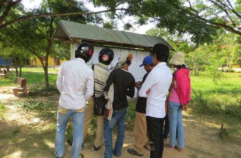 បេក្ខជនប្រឡងរកមើលឈ្មោះប្រឡង នៅមណ្ឌលសាលាគរុកោសល្យភូមិភាគព្រៃវែង កាលពីថ្ងៃទី ១៨ ខែតុលា ឆ្នាំ២០១៣។ RFA/Hum Chamroeun