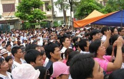 Đông đảo giáo dân vẫn tiếp tục tập trung cầu nguyện.