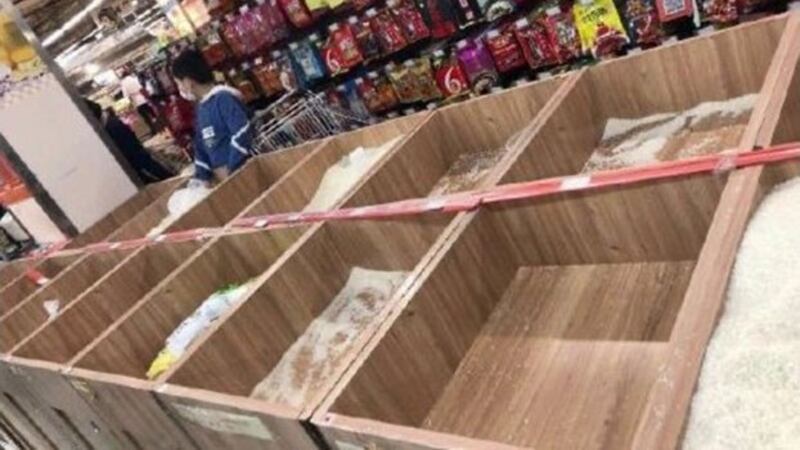 重庆一超市散装白米被抢购一空。（网络图片/乔龙提供）
