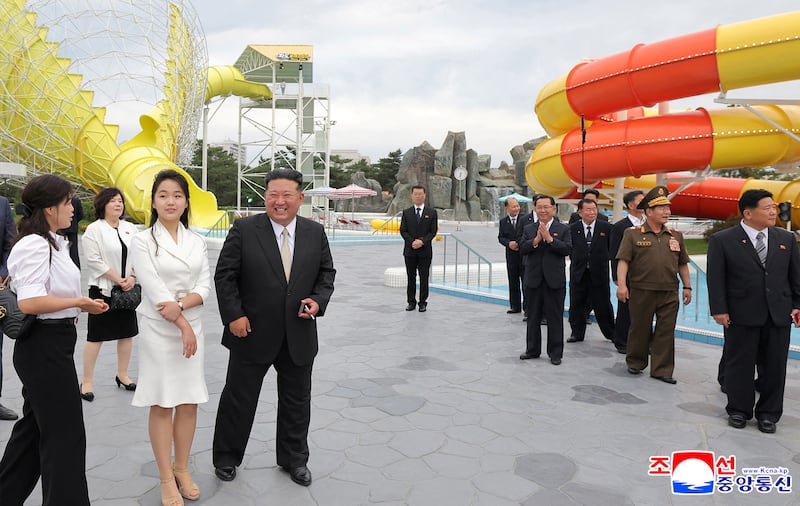 김정은 북한 국무위원장이 딸 김주애와 함께 원산갈마해안관광지구 준공식에 참석해 워터파크 구역을 둘러보고 있다. 2025년 6월 24일.