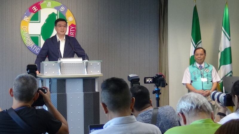 民进党主席卓荣泰（左）新任命的原民部主任曾志湘（右）挨批“绿皮红骨”。（记者夏小华摄）