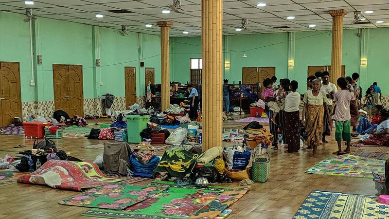 ပဲခူးမြို့ရှိ ယာယီရေဘေးရှောင်စခန်းတွင် ခိုလှုံနေသူများအား ၂၀၂၃ ခုနှစ်၊ သြဂုတ်လ ၁၃ ရက်နေ့က တွေ့ရစဉ်။ (Photo: RFA)