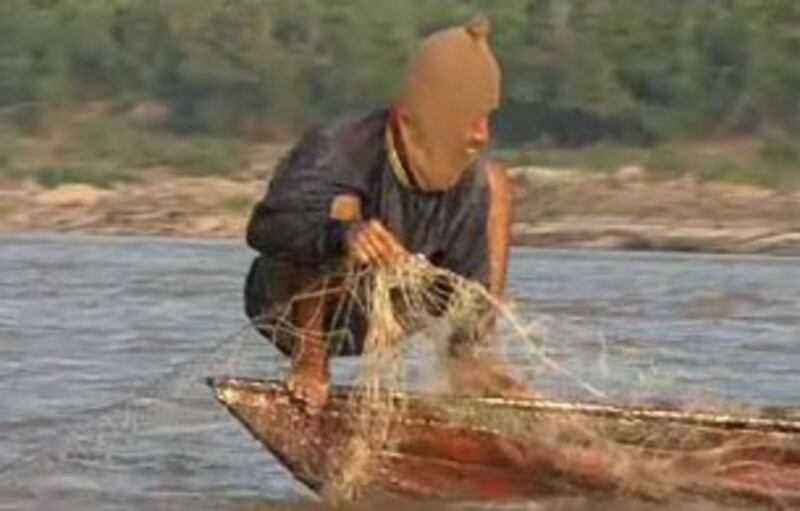 Một ngư dân Thái Lan bắt cá trên dòng Mekông. RFA Photo.
